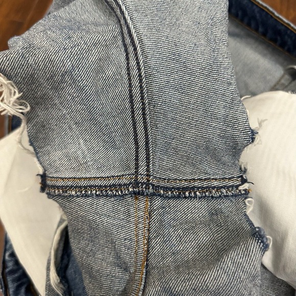 ABERCROMBIE & FITCH Cut-Off High-Rise The Mom Jean Short in Blue - Picture 5 of 8